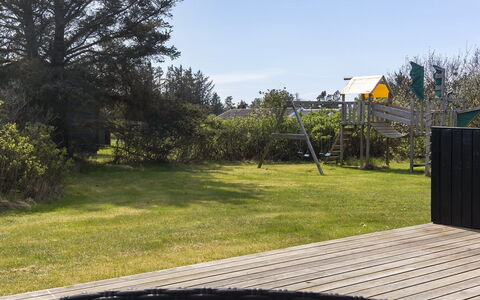 Aleksia - 1Km from the Sea: Grundstueck, Garten, Rasen, Schatten, Sonnenlicht, Landscaping, Hinterhof, Garten, Park