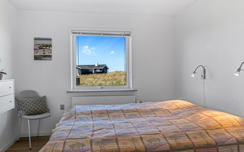 Nayeli - 275M from the Sea: Zuhause, Schlafzimmer, Bett, Bedding, Bettdecke, Bettrahmen, Daylighting, Hartholz, Linens, Gips
