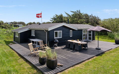 Marit - 150M from the Sea: Pflanzengemeinschaft, Sonnenlicht, Krautige Pflanze, Garten, Plantage, Landwirtschaft, Bauernhof