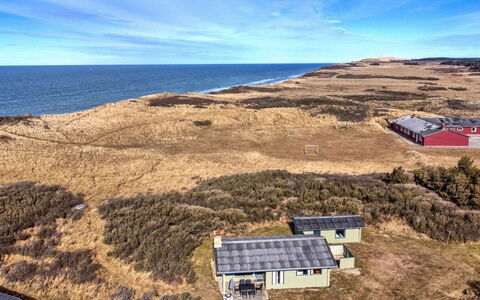 Cathalin - 100M from the Sea: Dach, Zuhause, Tür, Hütte, Schatten, Abstellgleis, Garten, Estate, Hinterhof