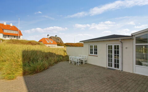 Asa - 75M from the Sea: Fenster, Fassade, Wohngebiet, Zuhause, Verbundwerkstoff, Schiebefenster, Estate, Abstellgleis, Daylighting