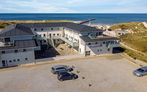 Britta - 100M from the Sea: Holz, Haus, Hütte, Zuhause, Dach, Ländliches Gebiet, Abstellgleis, Blockhaus, Gartenbauten, Hartholz