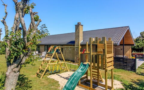 Urho - 500M from the Sea: Grundstueck, Schatten, Garten, Hinterhof, Hütte, Rasen, Landscaping, Spielplatz Rutsche, Spielmittel, Garten