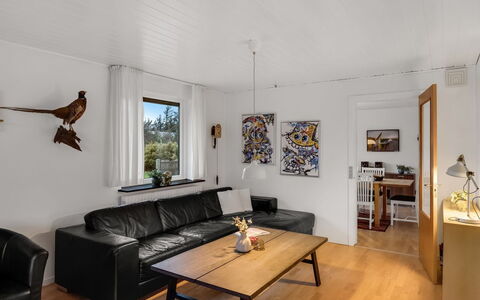 Urho - 500M from the Sea: Wand, Interior Design, Möbel, Couch, Holz, Flooring, Wohnzimmer, Decke, Fussboden, Zuhause