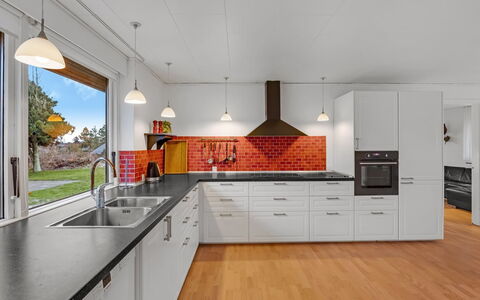 Urho - 500M from the Sea: Küche, Countertop, Küchengerät, Cabinetry, Flooring, Interior Design, Major Appliance, Herd, Spüle, Decke