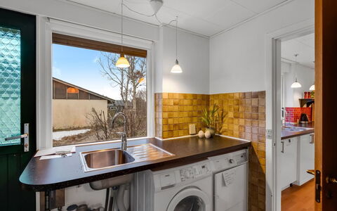 Urho - 500M from the Sea: Holz, Major Appliance, Küche, Countertop, Interior Design, Flooring, Küchengerät, Armatur, Zapfhahn, Decke