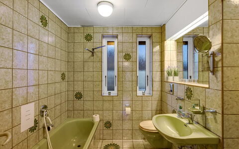 Urho - 500M from the Sea: Bad Sink, Badezimmer, Interior Design, Armatur, Wand, Flooring, Fussboden, Sinken, Zapfhahn, Decke