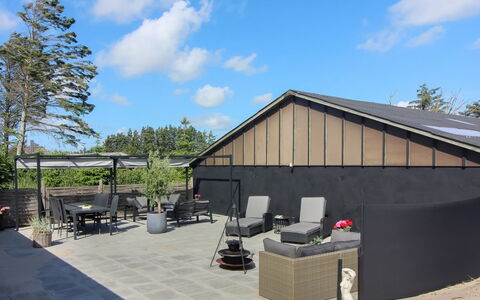 Urho - 500M from the Sea: Schatten, Verbundwerkstoff, Gartenmöbel, Hof, Garten, Beton, Stuhl, Garten, Landscaping, Terrasse