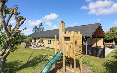 Urho - 500M from the Sea: Schatten, Garten, Hinterhof, Hütte, Rasen, Garten, Gartenbauten, Landscaping, Spielplatz Rutsche, Design