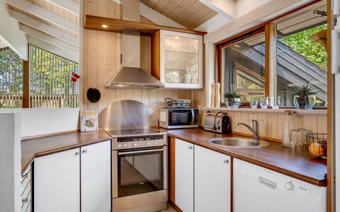 Paulette - 450M from the Sea: Küche, Interior Design, Countertop, Holz, Küchengerät, Major Appliance, Decke, Flooring, Möbel, Cabinetry