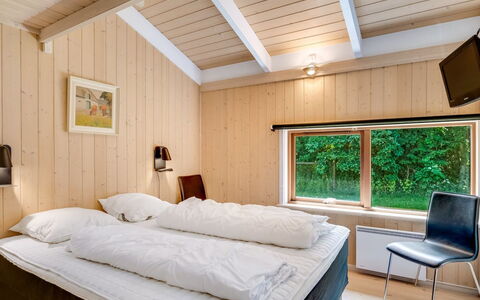 Paulette - 450M from the Sea: Schlafzimmer, Holz, Interior Design, Bett, Decke, Bettdecke, Bedding, Flooring, Fussboden, Möbel