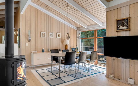 Paulette - 450M from the Sea: Flooring, Holz, Interior Design, Decke, Fussboden, Möbel, Holzboden, Zimmer, Wohnzimmer, Zuhause