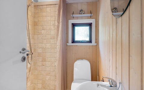 Paulette - 450M from the Sea: Wand, Holz, Flooring, Fussboden, Armatur, Interior Design, Decke, Zimmer, Toilette, Badezimmer