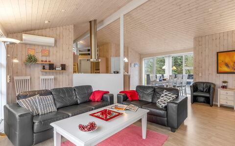 Beeke - 1.4Km from the Sea: Holz, Zuhause, Möbel, Decke, Wohnzimmer, Hütte, Hartholz, Couch, Holzbeize