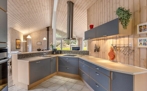 Beeke - 1.4Km from the Sea: Küche, Countertop, Interior Design, Flooring, Holz, Decke, Cabinetry, Light Fixture, Möbel, Küchengerät