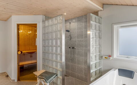 Beeke - 1.4Km from the Sea: Interior Design, Holz, Flooring, Decke, Fussboden, Zimmer, Armatur, Installation, Light Fixture, Badezimmer