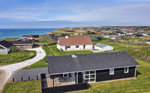 Eyvin - 100M from the Sea: Wohngebiet, Dach, Vorort, Auffahrt, Estate, Kamin