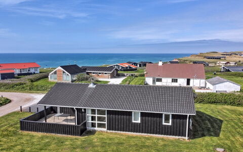 Eyvin - 100M from the Sea: Wohngebiet, Dach, Vorort, Auffahrt, Estate, Kamin
