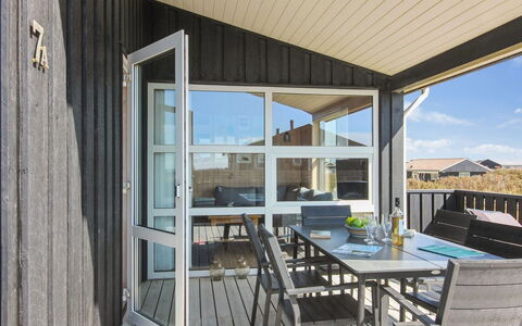 Eyvin - 100M from the Sea: Decke, Flooring, Interior Design, Fussboden, Verbundwerkstoff, Möbel, Resort, Hotel, Design, Daylighting