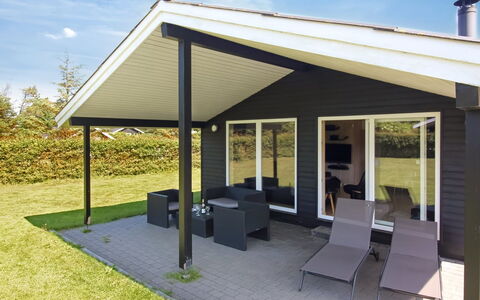 Susan - 600M from the Sea: Dach, Haus, Zuhause, Hütte, Abstellgleis, Estate, Auffahrt, Gartenbauten, Garten, Schuppen
