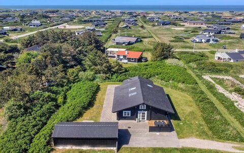 Salmund - 600M from the Sea: Dach, Haus, Zuhause, Hütte, Abstellgleis, Estate, Auffahrt, Gartenbauten, Garten, Schuppen