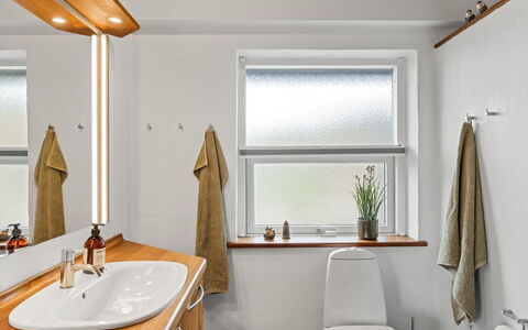 Eelin - 275M from the Sea: Interior Design, Wand, Armatur, Flooring, Holz, Decke, Sinken, Fussboden, Zapfhahn, Badezimmer