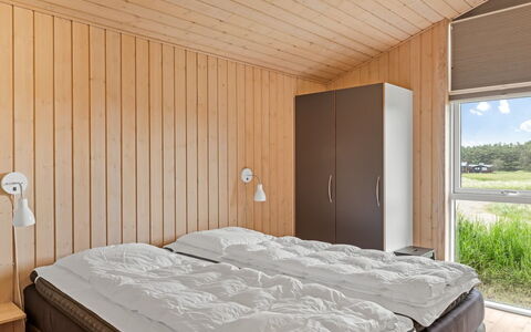 Eelin - 275M from the Sea: Holz, Interior Design, Flooring, Decke, Fussboden, Schlafzimmer, Bett, Möbel, Zimmer, Holzbeize