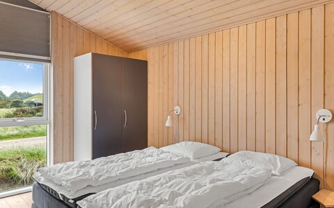 Eelin - 275M from the Sea: Holz, Decke, Interior Design, Flooring, Fussboden, Schlafzimmer, Zimmer, Bett, Holzbeize, Hartholz