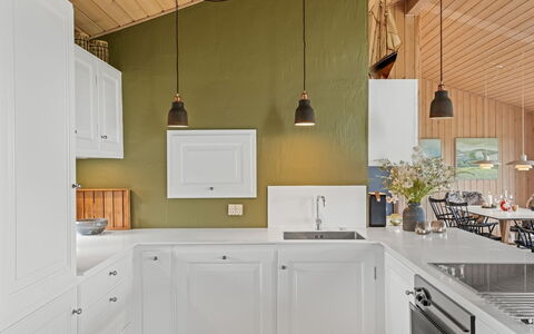 Eelin - 275M from the Sea: Interior Design, Küche, Countertop, Flooring, Möbel, Holz, Decke, Cabinetry, Light Fixture, Fussboden