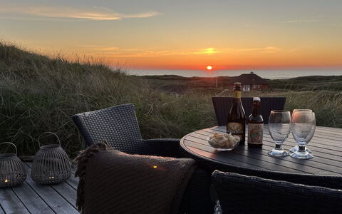 Eelin - 275M from the Sea: Himmel, Möbel, Sonnenuntergang, Tabelle, Horizont, Dämmerung, Sonnenaufgang, Afterglow, Gartenmöbel, Abend