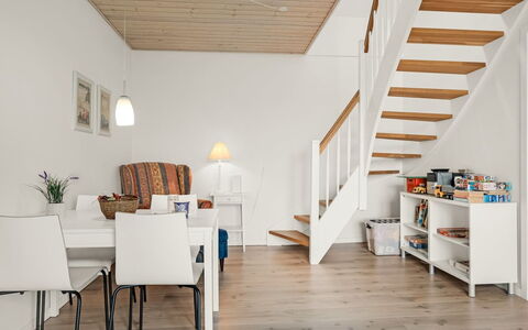 Elmo - 300M from the Sea: Flooring, Armatur, Fussboden, Interior Design, Badezimmer, Toilette, Installation, Sinken, Badezimmerschrank, Zapfhahn