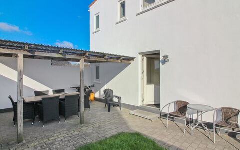 Elmo - 300M from the Sea: Die Architektur, Zuhause, Verbundwerkstoff, Balkon, Deck, Schatten, Estate, Zaun, Gartenmöbel, Daylighting