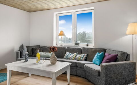 Elmo - 300M from the Sea: Möbel, Interior Design, Flooring, Couch, Holz, Fussboden, Wohnzimmer, Zuhause, Beleuchtung, Wohnung