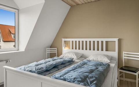 Elmo - 300M from the Sea: Bett, Bedding, Möbel, Schlafzimmer, Interior Design, Bettdecke, Holz, Fussboden, Linens, Flooring
