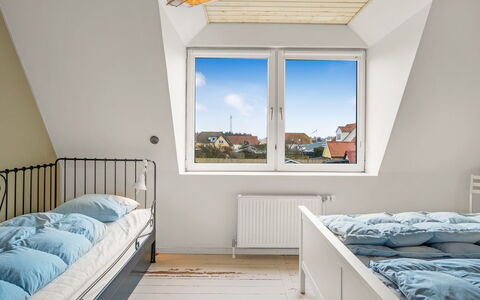 Elmo - 300M from the Sea: Möbel, Holz, Interior Design, Fussboden, Schlafzimmer, Flooring, Bett, Zuhause, Wohnung, Zimmer