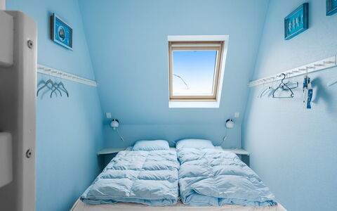 Elmo - 300M from the Sea: Blau, Schlafzimmer, Bett, Fussboden, Bettdecke, Bedding, Linens, Decke, Dachboden, Bettrahmen