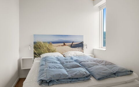 Elmo - 300M from the Sea: Schlafzimmer, Bett, Bedding, Bettdecke, Decke, Linens, Bettrahmen, Hartholz, Kissen, Daylighting