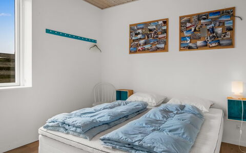 Elmo - 300M from the Sea: Schlafzimmer, Holz, Bett, Fussboden, Interior Design, Bettdecke, Flooring, Bedding, Decke, Möbel