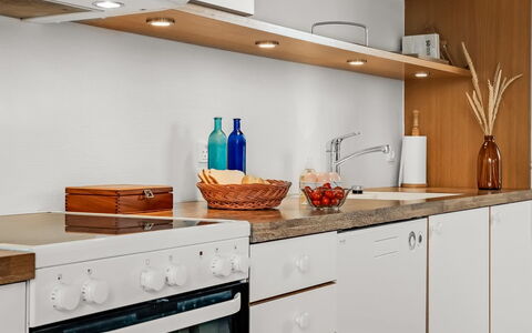 Elmo - 300M from the Sea: Küche, Countertop, Interior Design, Holz, Cabinetry, Küchengerät, Flooring, Möbel, Zuhause, Haushaltsgerät