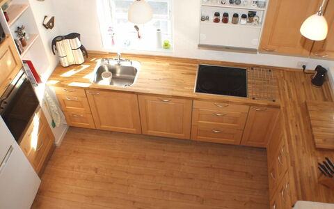 Norman - 150M from the Sea: Küche, Countertop, Cabinetry, Möbel, Küchengerät, Flooring, Major Appliance, Holz, Spüle, Sinken