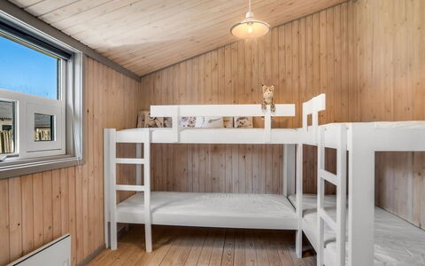 Lazorka - 450M from the Sea: Holz, Schlafzimmer, Fussboden, Holzbeize, Tür, Hartholz, Planke, Decke, Etagenbett, Bett