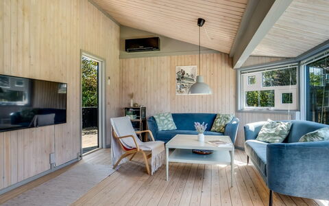 Lazorka - 450M from the Sea: Holz, Interior Design, Flooring, Decke, Fussboden, Möbel, Zuhause, Wohnzimmer, Couch, Zimmer