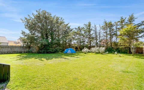 Lazorka - 450M from the Sea: Blau, Grundstueck, Garten, Einfach, Rasen, Schatten, Garten, Wiese, Landscaping, Hinterhof