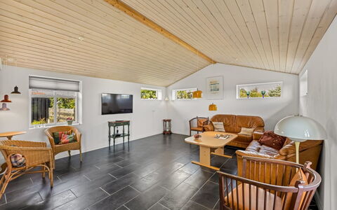 Fabio - 450M from the Sea: Decke, Flooring, Interior Design, Fussboden, Verbundwerkstoff, Möbel, Resort, Hotel, Design, Daylighting