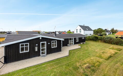 Fabio - 450M from the Sea: Decke, Flooring, Interior Design, Fussboden, Verbundwerkstoff, Möbel, Resort, Hotel, Design, Daylighting