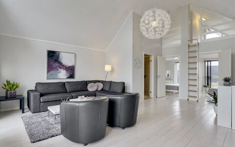 Katharine - 600M from the Sea: Interior Design, Decke, Flooring, Couch, Wohnzimmer, Möbel, Zuhause, Fussboden, Beleuchtung, Light Fixture