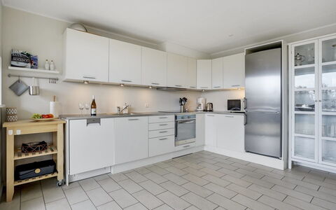 Katharine - 600M from the Sea: Küche, Küchengerät, Flooring, Countertop, Major Appliance, Fussboden, Interior Design, Cabinetry, Decke, Möbel