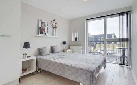 Katharine - 600M from the Sea: Interior Design, Möbel, Flooring, Fussboden, Holz, Decke, Schlafzimmer, Bett, Zimmer, Wohnung