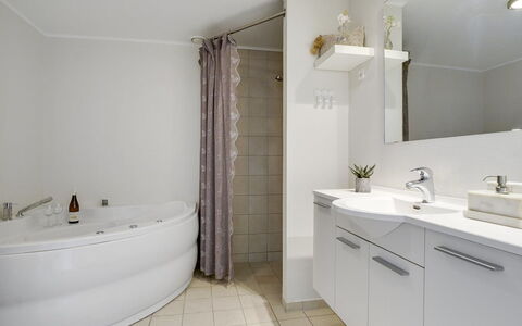 Katharine - 600M from the Sea: Interior Design, Flooring, Fussboden, Armatur, Badezimmer, Decke, Zapfhahn, Sinken, Badezimmerschrank, Installation