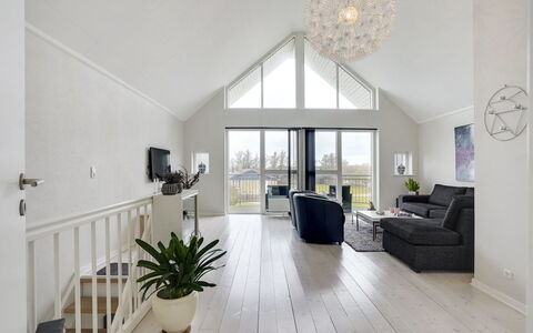 Katharine - 600M from the Sea: Holz, Decke, Flooring, Möbel, Interior Design, Zuhause, Holzboden, Fussboden, Stuhl, Wohnzimmer